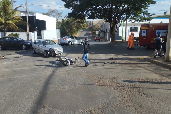 Motociclista e passageira ficam feridos após baterem em carro em local com alto índice de acidentes