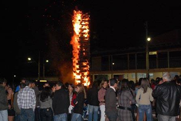 Milhares de pessoas se divertem na maior Festa Junina da região