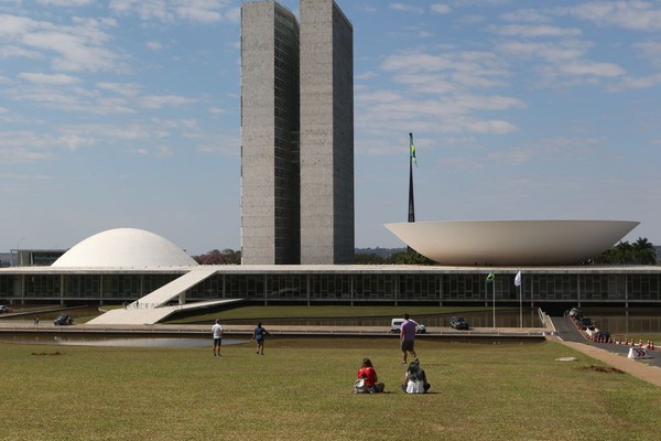 Congresso promulga reajustes para parlamentar, ministro e presidente