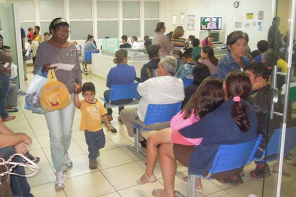 Pacientes chegam a ficar seis horas na fila e reclamam da demora do atendimento na UPA