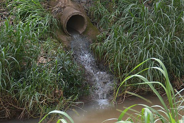 Pedestre flagra esgoto caindo no córrego do monjolo próximo a obra de ponte nova em Patos de Minas