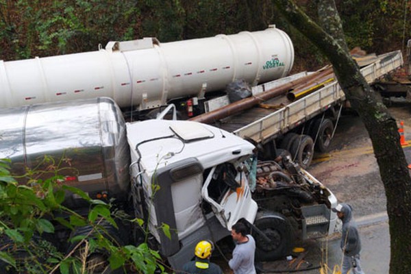 Carreta faz L e causa acidente com outros cinco veículos na BR365, na Curva dos Moreiras