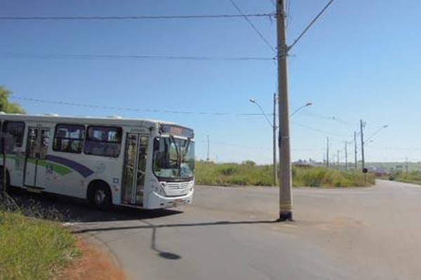 Postes largados no meio da via exigem mais atenção dos motoristas patenses