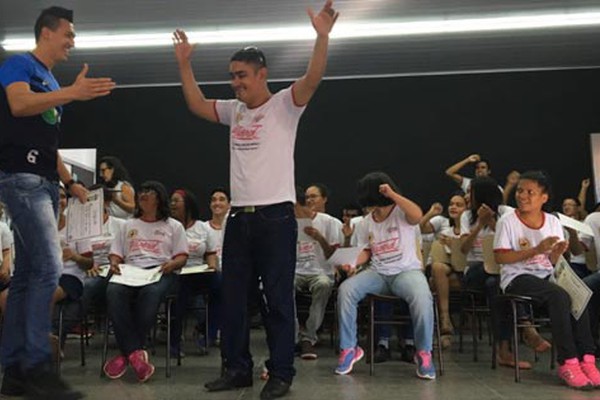 Jogadores da URT fazem homenagem especial para alunos da APAE, formandos no PROERD