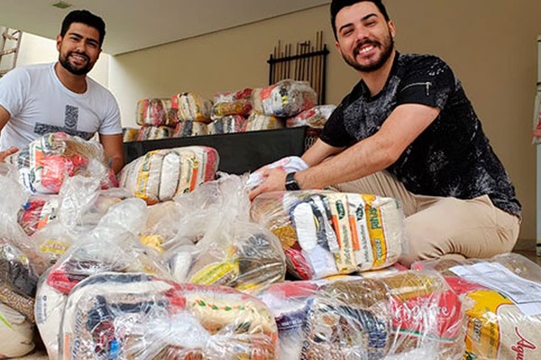 Dupla patense faz doação de quase 9 mil quilos de alimentos arrecadados em live beneficente