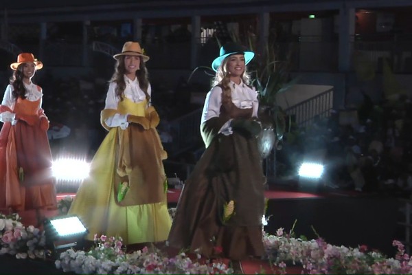 Brenda, Rafaela e Roberta desfilam pela 1ª vez na passarela da arena; veja ao vivo