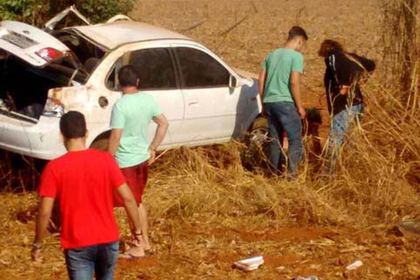 Motorista de 61 anos capota na MG 410 e morre ao ser arremessado para fora do veículo