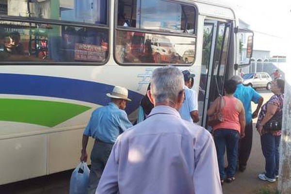 Idosos reclamam de lotação e Pássaro Branco aguarda resposta da Prefeitura