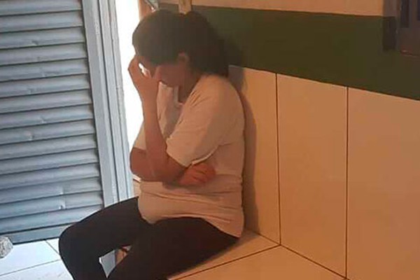 Mãe é presa após bebê de 10 meses ser encontrado desnutrido, ferido e só com absorvente