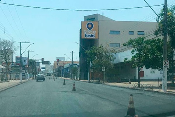 Empreiteira trabalha até no domingo para concluir obra de recapeamento da rua Major Gote