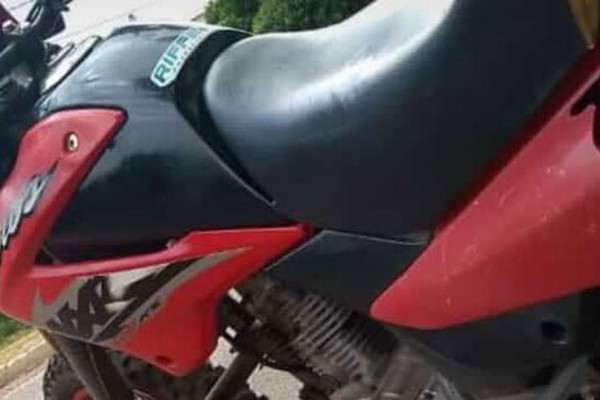 Proprietária pede ajuda para encontrar moto furtada na porta da casa do enteado em Patos de Minas