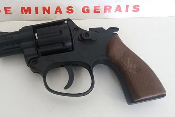 Estudante é flagrado com simulacro de arma de fogo dentro de escola em Patos de Minas