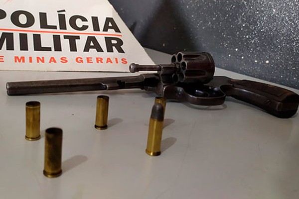 Jovem marca encontro com idoso, furta arma e acaba presa com namorado e adolescente