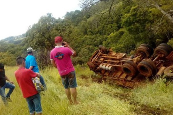 Motorista perde o controle de veículo e caminhão tomba fora da pista na MG-235