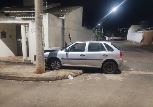 Motorista embriagado bate em muro de residência, tenta evadir e ameaça: “vou metralhar...”