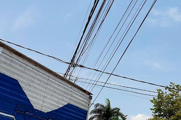 Caminhões danificam fios de eletricidade, geram transtornos e moradores cobram providências