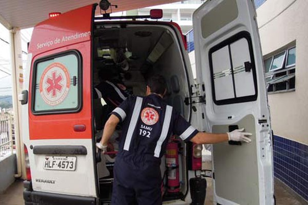 Motociclista de 78 anos que bateu em outra moto na segunda-feira morre no Hospital Regional