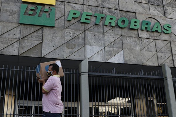 Petrobras reduz preço da gasolina em 4,66% para distribuidoras