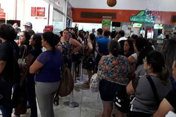 Com promessa de descontos, Black Friday lota Pátio Central Shopping e comércios de Patos de Minas 