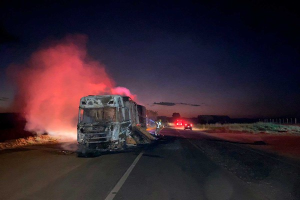 Carreta carregada com farelo de soja é consumida pelas chamas na MG 187, em Patrocínio