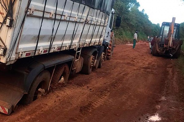 Motoristas ficam atolados e voltam a reclamar das condições precárias da rodovia BR 352