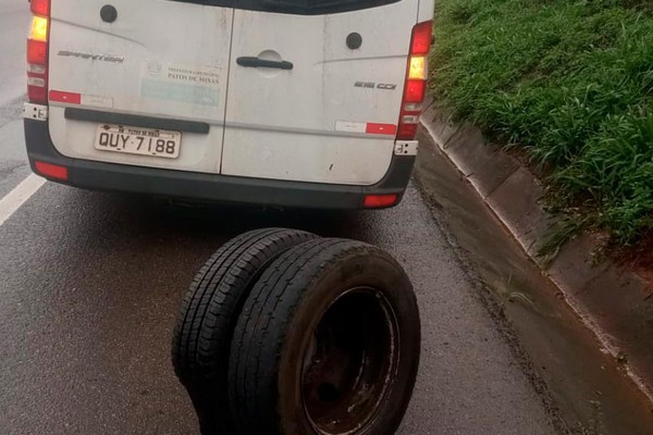 Van com 14 pacientes de Patos de Minas fica na rodovia ao perder a roda quando seguia para BH