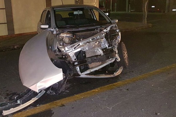 Motoristas saem ilesos em batida violenta com carro e ambulância no Sobradinho