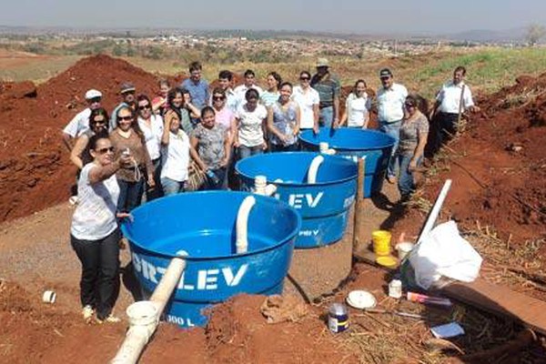 Curso de Engenharia Ambiental e Emater fazem implantação de fossa séptica