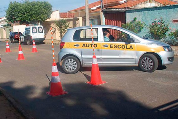 Governo cancela banca examinadora para reduzir custos e causa indignação em Patos de Minas