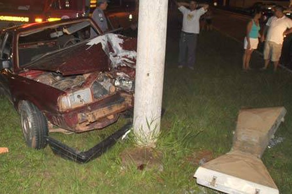 Motorista com sinais de embriaguez fica ferido ao bater em poste na avenida JK