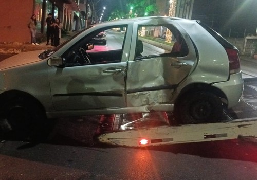 Jovem bate em poste e é autuado por dirigir embriagado, sem CNH e ainda por fuga e omissão socorro às vitimas