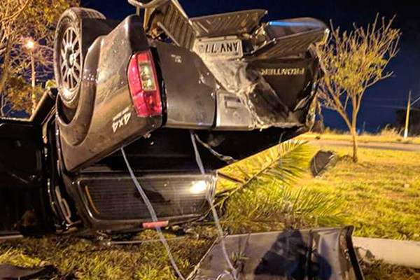 Motorista invade rotatória, derruba poste e caminhonete para com as quatro rodas para cima na Marabá