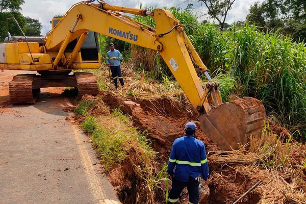 Empresa inicia obra na ponte da BR 365, remove fibra ótica e dá prazo de 2 a 4 dias para conclusão