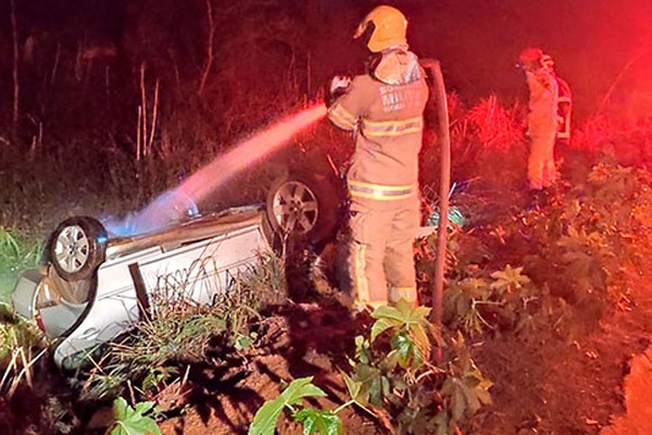 Casal fica ferido após carro parar com as rodas para o alto na MGC354, em Patos de Minas