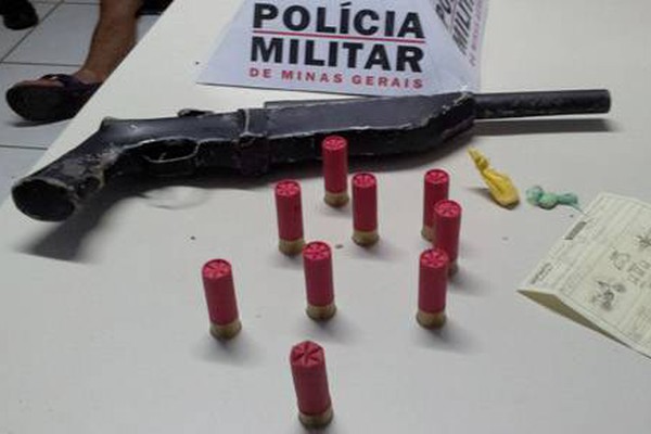 PM aborda dupla em atitude suspeita no centro e apreende escopeta e cocaína