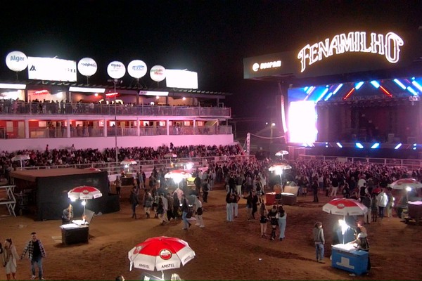 Público começa a ocupar espaços na arquibancada e arena do Parque de Exposições; veja ao vivo