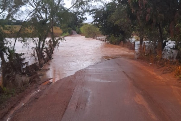 Ponte do Bigode é tomada pela água em Patos de Minas e passagem é completamente interditada