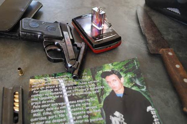 Jovem de 27 anos tenta fugir da polícia e é preso com pistola carregada