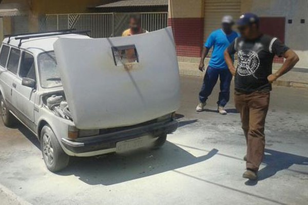 Carro pega fogo em frente ao Terminal Rodoviário de Presidente Olegário