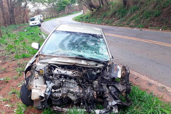 Carro bate em caminhão boiadeiro na MG 230 e três pessoas ficam feridas