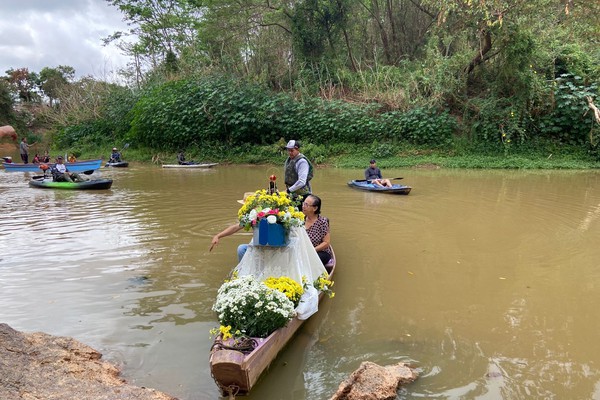 Fiéis fazem barqueata em louvor a Nossa Senhora Aparecida, no Rio Paranaíba