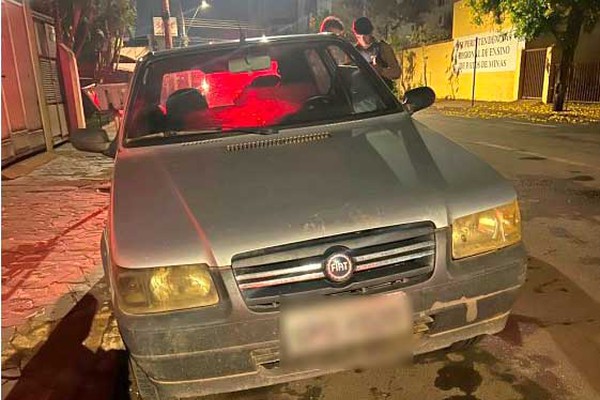 Homem é preso por receptação após ser flagrado em carro com queixa de furto