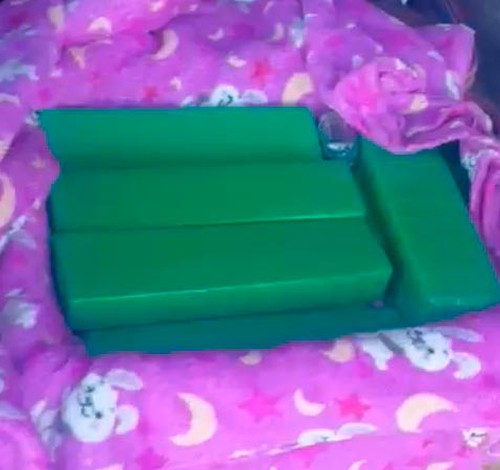 Passageira de ônibus é presa com mala cheia de maconha e cocaína na MG 230