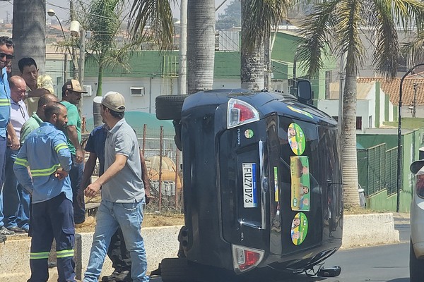Carro para tombado em avenida de Carmo do Paranaíba após vereador cochilar ao volante