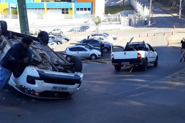 Veículo para com as quatro rodas para cima em acidente em frente ao Parque do Mocambo