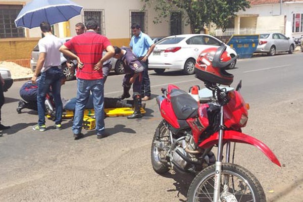 Motociclista bate em outro motociclista durante ultrapassagem e os 2 ficam feridos no centro