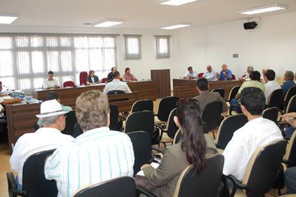 Vereadores, proprietários de imóveis e corretores debatem aumento no valor do ITBI