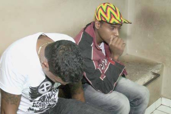 Dupla é presa com crack moído, maconha e dinheiro no Jardim Esperança