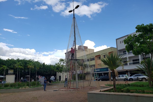 Patos de Minas terá decoração especial de Natal este ano; iluminação já está sendo instalada