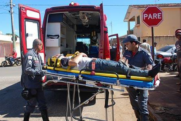 Motociclista avança parada e bate em cheio em veículo na Rua Espírito Santo